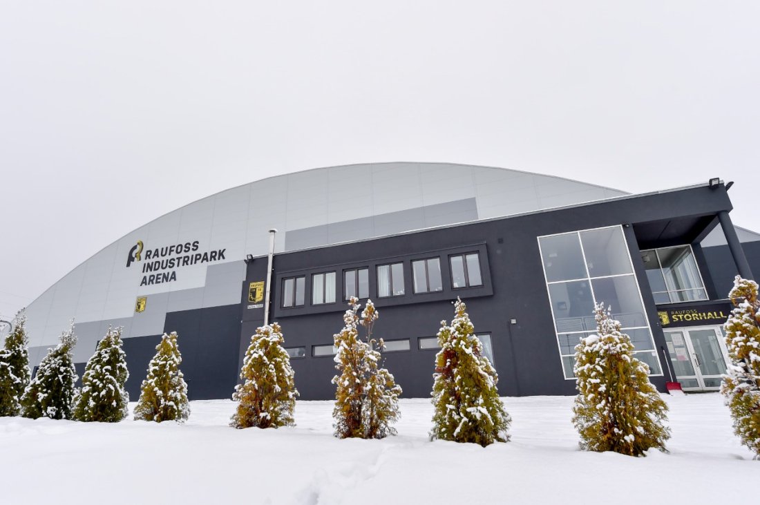 Raufoss Industripark Arena i vinterskrud.