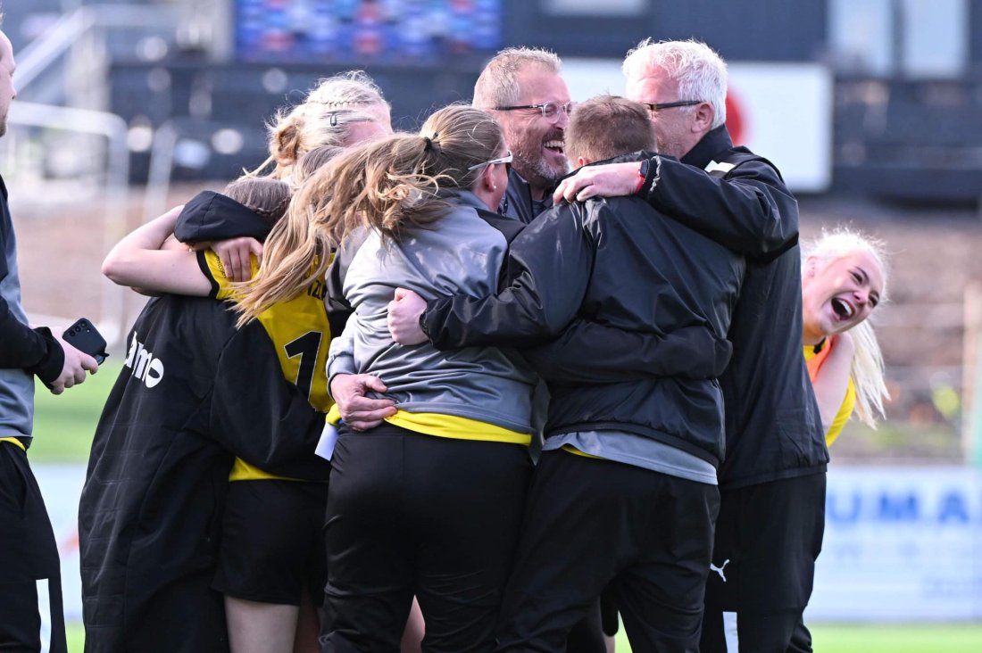 Engasjert gjeng! Trenerteam og spillere har hatt mye å juble for denne sesongen!